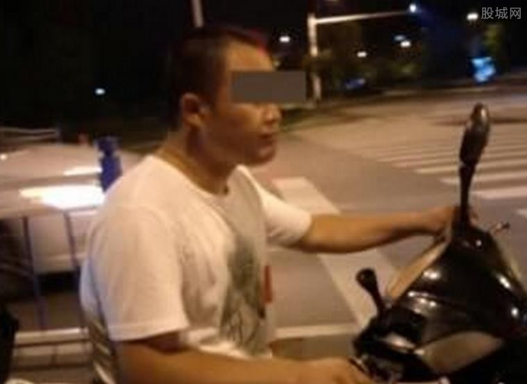 猥琐男当面摸