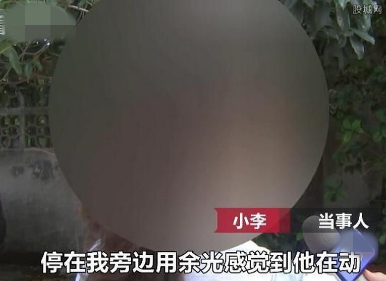 猥琐男当面摸