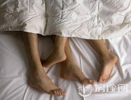 唆使少女拍妹妹裸照