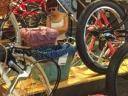 马伊琍带女儿买自行车 搭配紧身包臀裙全程素颜
