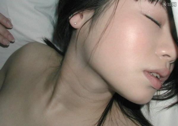 女子被拖绿化带性侵