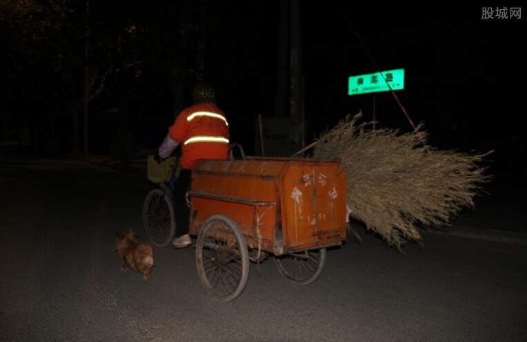 男子殴打女环卫工