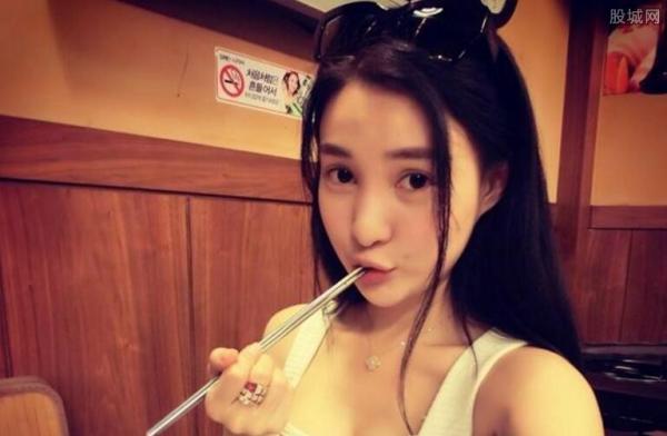郭美美陪人睡觉图片