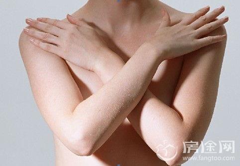 20岁美女花7万隆胸变黄泥