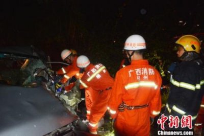 台风夜广西梧州一货车与轿车相撞 致2死3伤