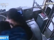 重庆女子冒用残疾卡乘车被识破后抢方向盘 监控视频截图