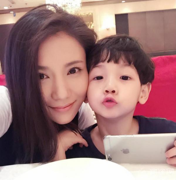 小包总杨烁首晒女儿正面照