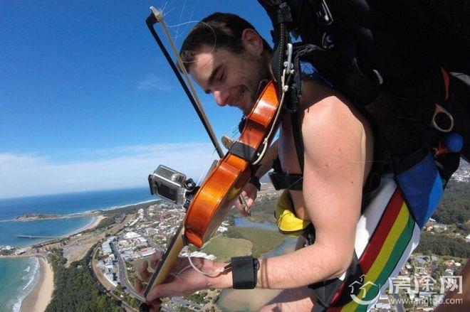 音乐家裸体跳伞拉小提琴 一丝不挂4570米高空奏响生日歌 背后意图曝光