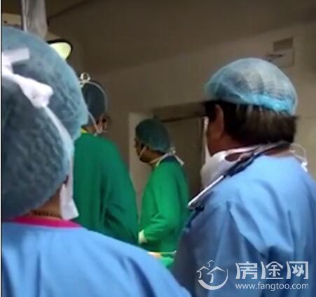 印两医生剖腹产手术台吵翻天 吵足半小时致新生婴儿死亡 现场视频曝光