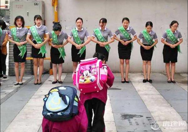小学老师给学生鞠躬敬礼被指作秀