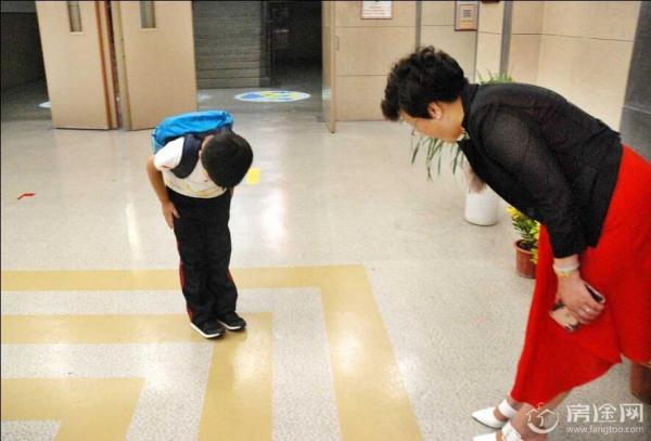小学老师给学生鞠躬敬礼被指作秀