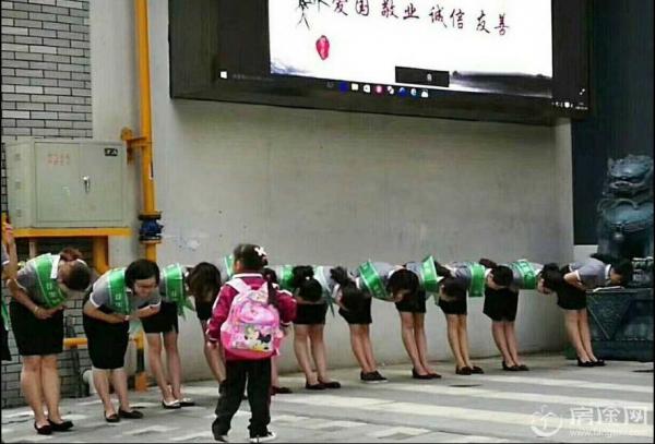 小学老师给学生鞠躬敬礼被指作秀 开学排队鞠躬场面惊人 校方这样回应
