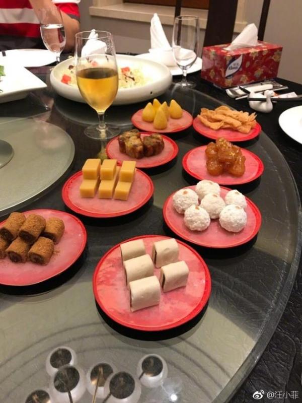 汪小菲一家人回北京夜生活丰富 晒出一桌美食照令人口水直流