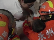 男孩脚被卡厕所下水道 零陵消防破拆救人