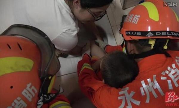 男孩脚被卡厕所下水道