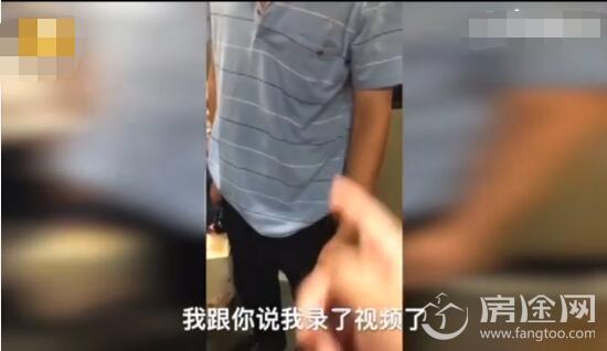 男子地铁露下体猥亵女乘客