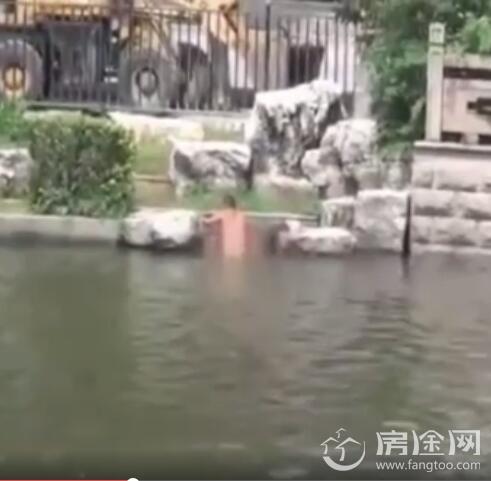 南京大妈裸体景区河边洗澡 当众脱光河中裸浴 持续10分钟还劝不走…