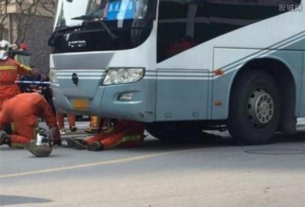 男孩骑ofo小黄车死亡