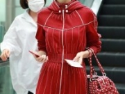 娜扎现身机场一袭及踝红裙耀眼十足 搭配红色包包和红色手机壳