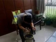 有味道！男子为躲避交警 逃跑途中掉进1米深粪坑