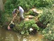 河沟里捞出手脚遭捆绑男尸 法医：排除他杀可能