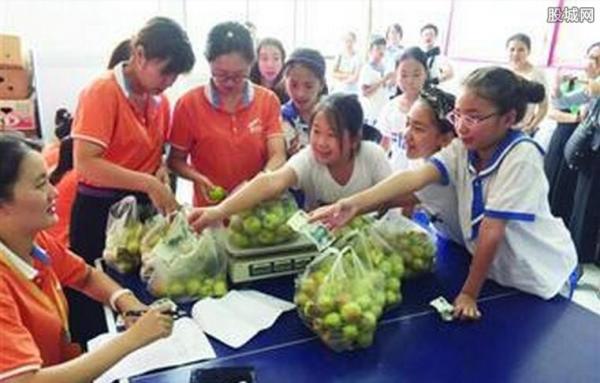 大四女生卖梨救父