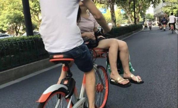 将女友放车筐秀恩爱
