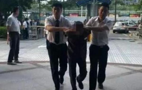 女子地铁站被掐脖
