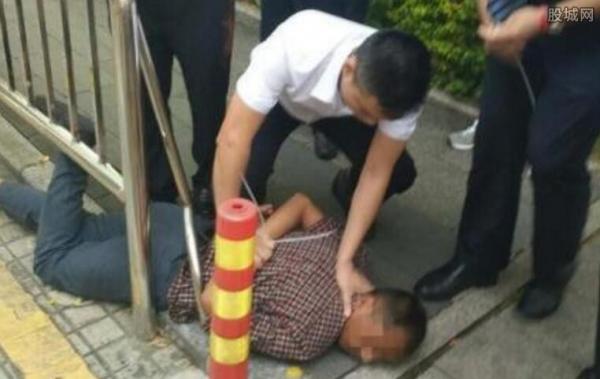 女子地铁站被掐脖