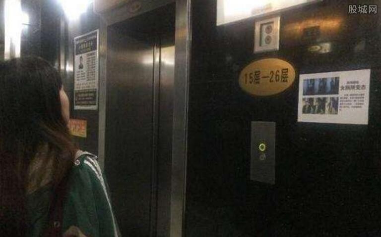 将嫌疑男照片贴在电梯口