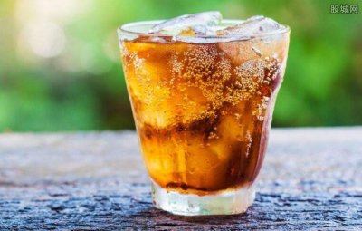 危害健康的碳酸饮料 该管一管了