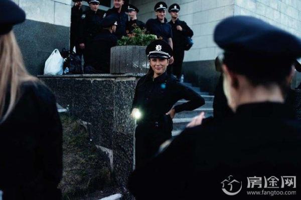 一国女警都是国际小姐 精通摔跤格斗射击 随意摆拍国际范 月薪不到3千？