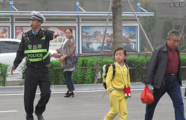 交警为上学娃开车门