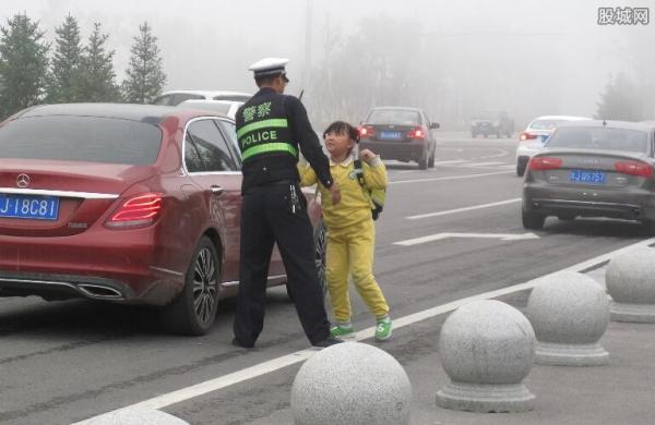 交警为上学娃开车门