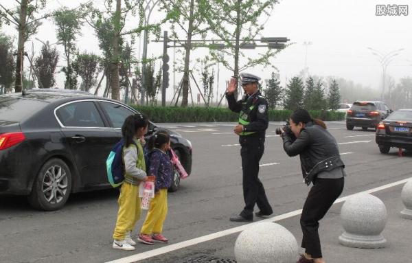 交警为上学娃开车门