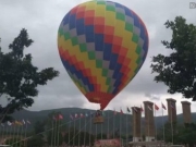 男子坐氢气球失控飘上高空 绝望给孕妻录视频：我飞了