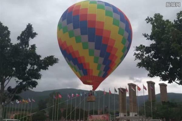 男子坐氢气球飘上高空