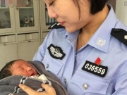 超暖！男婴被弃路边 女警将其抱在怀中哄入睡