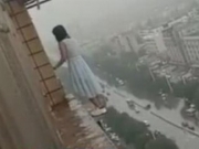 山东一21岁女子从18楼跳下轻生 幸好坠落气垫获救