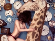 英女艺术家与动物合影 抗议“物化女性”