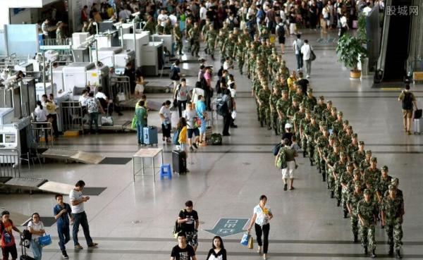 武警礼让乘客成网红