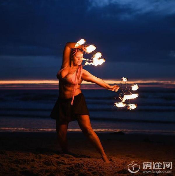 英数百男女集体裸泳 刺骨海水中一丝不挂 众人脱光竟为这个…