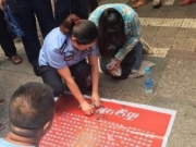 女子扮学生跪地乞讨 警察路过揭穿骗局