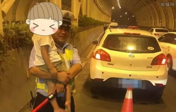 父亲酒驾被查5岁男孩吓哭