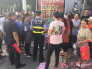 男子闯红灯撞上奔驰 丢下女友跑了