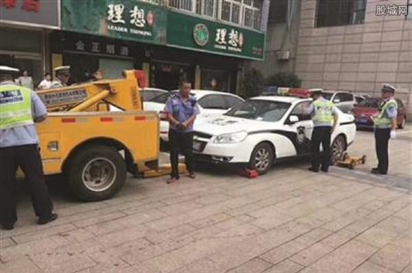 警车违停被交警拖走