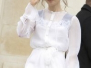 莉莉·柯林斯穿白色透视裙亮相巴黎时装周 优雅撩发令人着迷