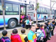 核载9人面包车挤进30名幼儿园学生 孩子脸被憋红