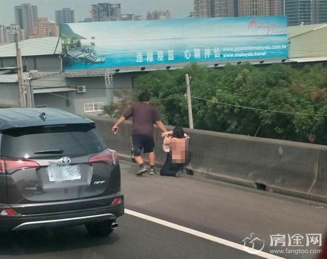 女子高速遭扒光半裸拖行