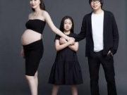卢庚戌全家福罕见曝光：水木年华卢庚戌老婆女儿一家拍孕肚写真